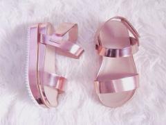 脱ぎ履き楽チン♡「ベルクロサンダル」が叶えるスポーティーな足もと