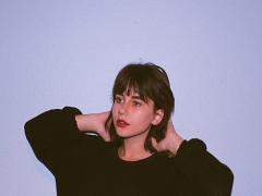 黒と白と赤。色のコントラストが魅せるエッジィでROCKな彼女のスタイル。