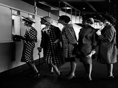 「夏はモノトーン⇒秋の大人ピンク」に。おしゃれ女子が注目するファッションとは？