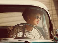 秋は ‘可愛さ＜かっこよさ’。ブラウンリップでレトロ映画のヒロインのようなladyに