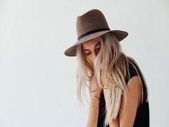 夏→秋、素材を変えて流行り続けるつば広帽に合わせるヘアアレンジ5つ