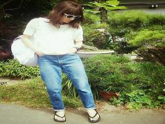 足元は張り切らない。トップスIN×ゆるハイウエスト×ローヒールで抜け感ガール