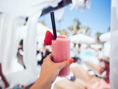 ドリンクを持つ、その手を彩る。◯◯×ネイルで魅せる指先♭