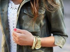 オールホワイトの夏はおしまい。“オールカーキ”にシフトチェンジで秋を制す