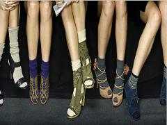 秋靴まだ買ってません。夏→秋の足元事情は " 夏サンダル×靴下 " おしゃれに解決◎