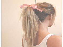 秋はアンニュイな抜け感がカギ。ローポニーテールで作るこなれLady