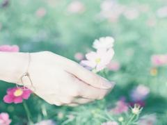 ほんのり恋心を、指先に。秋の"フラワーネイル"に花言葉をのせて