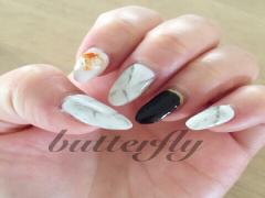 気分は秋、でも夏らしくいたい。夏過ぎないモノクロネイルカタログ