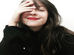 単色ネイルと腕時計。サロンに頼らない、うっとりするような手元づくりメソッド