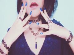 90年代を思い起こして…。タトゥチョーカー×グランジネイルのおしゃれ関係♭