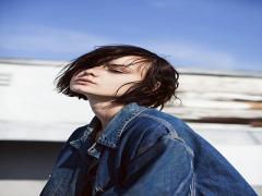 凛とした表情に釘付け。定番フェイスは"跳ね上げライン"にシフト中