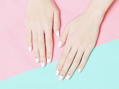 軽やかな羽をINしてあげて。フェザーネイルで楽しむ秋の爪先♡