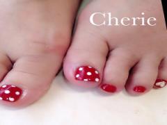 フットジェルはドットのラブリーネイルに♪足元だってかわいくしなくちゃ♡