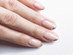 個性はほんのり出せばイイ。"メタリックフレンチネイル"で指先にスパイスを