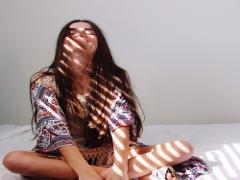 海外ガールに学ぶ。ハッピーオーラ溢れるお部屋のカギは”タペストリー”にありました◎