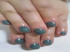 これ一色で秋顔に。流行“グリーンネイル”のデザインカタログ