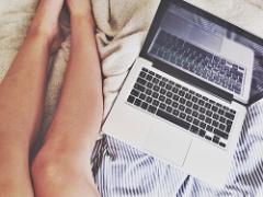 マッサージは面倒だもん。寝る時に"労力を使わず"脚のむくみをとる方法