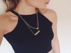 今年の夏はタンクトップ卒業！ホルターネックで新しい大人スタイルの完成