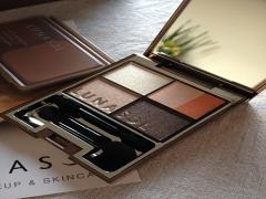 目元はノーカラー。メタリックアイシャドウで煌めき魅惑eyeを作る。