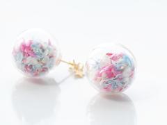 お花にキラキラ...小さな世界をとじこめた"ガラスドームピアス"特集