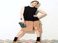 微妙な感じが色っぽい。この秋「詰まりすぎないネックライン」をキープ