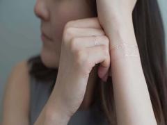 “貼る”ジュエリー？素肌感覚アクセサリー「HAQUA」で作る大人な女性像