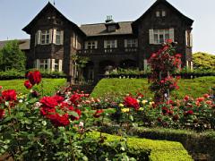 洋館とバラの組み合わせが素敵♡秋は旧古河庭園にバラを見に行きましょう。