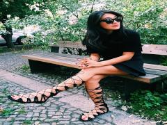 ブラックサンダル×カラーフットネイル♡夏の甘辛足元カタログ