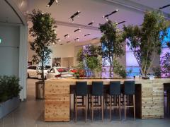 セレブ気分が味わえる。世界観が美しい高級自動車ブランドのカフェ