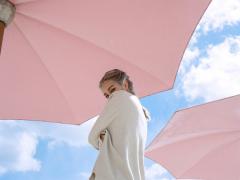 白と黒。ときどきピンク。モノトーンガールの '甘ギャップ' コーディネート