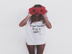 白トップス×デニムに足すだけ。"バンダナ"で作る夏→秋のシフトコーデ