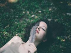 耳元にゆらゆら♪「羽モチーフ」ピアスが秋のトレンド♡