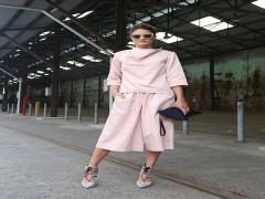 女心くすぐるミニマムさ。きれいめコーデはハンドルトートでちょい外す