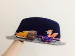 思わずほっこりしちゃう。"カオリノモリ"のアクセサリーでシンプルコーデを華やかに