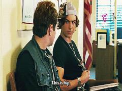 ちょっぴり私服がダサい彼。アダム・ギャラガーがお手本のシンプルコーデを指南✓