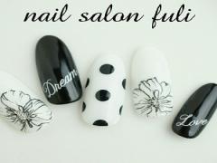 春とは違うシックな花柄にときめく♡黒で作る大人のフラワーネイル