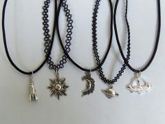 おしゃれを格上げ◆4つの○○ネックにはメタルチョーカーを合わせて。