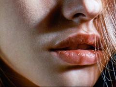 【マット＝老け肌】余分な粉をやめて、ツヤをだす。－5歳肌メイクで自然な魅力を