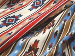 指先なら派手すぎない♭流行ネイティブ柄はネイルから取り入れて