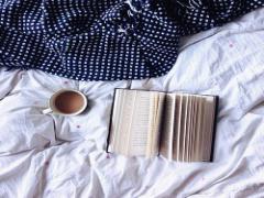 秋の夜長に。今夜の一杯のおつまみに”本”はいかが？本×お酒で素敵なひとときを。