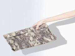 秋の主役はヘビ？コーデをリッチに格上げするパイソン柄アイテム