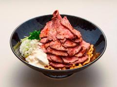 太麺にやわらか肉とタレが絡んで旨い！"ローストビーフ油そば"歌舞伎町に現る