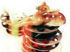 ポーチ軽量化計画。かさばるコスメは◯◯で解決。