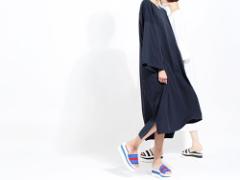 指先まで妥協知らず。ギャップ狙いの、モノトーンコーデ ✕ カラフルネイル提案