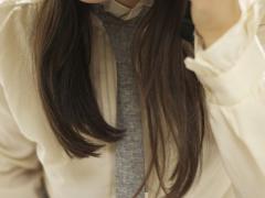 鎖骨の下に、なびく柔髪。ゆるふわロングで彩る旬のオトナスタイル