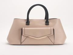 A4サイズ収納可！デキる女は大きめバッグを使う？