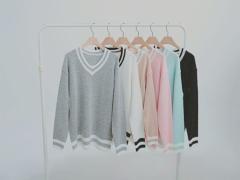 この冬の大本命。Vネックニット　vs　タートルニット、コーデ対決♭