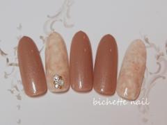 オフィスでも指先に彩りを。“ベージュネイル”で大人の女性に