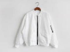 ミリタリー感を出しすぎない！秋アウターの万能アイテムは白MA-1