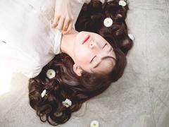 私はコスメに頼らない。グロスなしで“ぷっくりピンクなすっぴん唇”になる方法